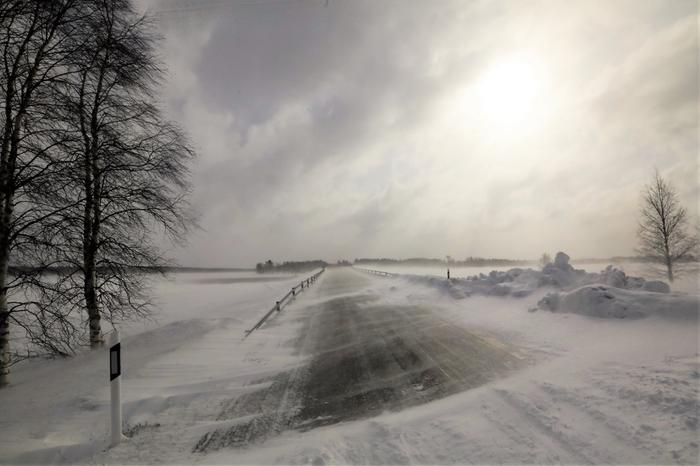 Lumi saa kevyen lumen pöllyämään, mikä heikentää näkyvyyttä liikenteessä.