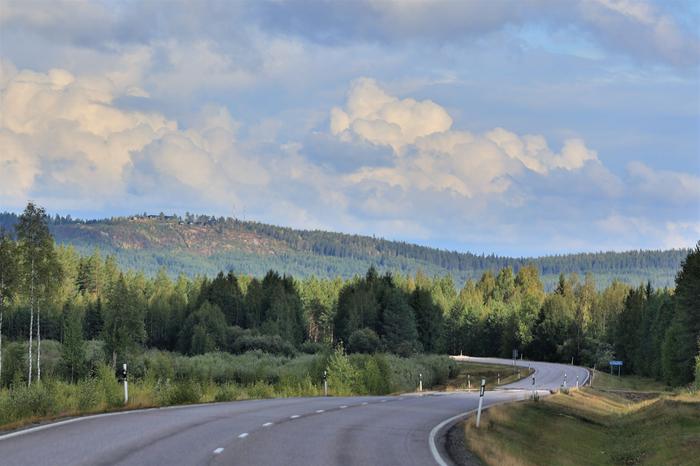 Kesäpäivän pilviä ja poutaa.