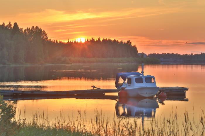 Värikäs kesäilta Oulujoella.
