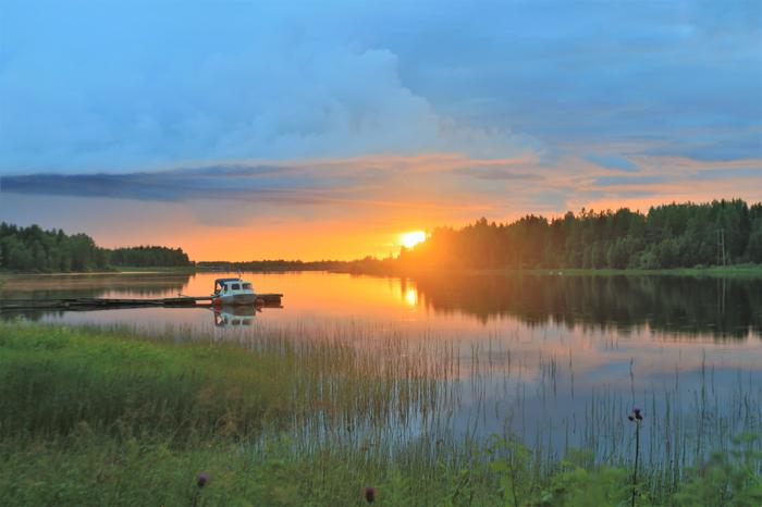 Kaunis kesäilta Oulujoella.