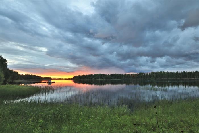 Viikonloppuna auringonpaiste ja kuurosateet vuorottelevat. Kosteassa ilmanalassa voi näkyä hienoja auringonlaskuja.