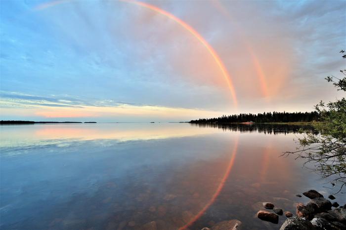 Sadesään ohessa pilvisyys vaihtelee ja sateenkaaria näkyy siellä, missä aurinko pääsee kurkaamaan ja tuomaan valoa sateeseen. 