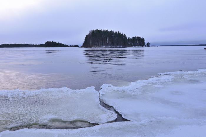 Marraskuun pakkaset tuovat jäitä vesistöihin.