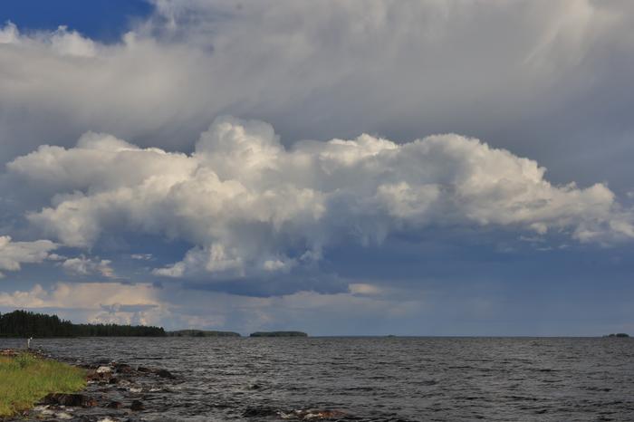 Kumpupilvi Epävakaisessa säässä taivaalla voi olla useita eri kehitysvaiheessa olevia kumpupilviä yhtä aikaa.