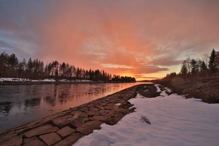Tyypillisesti keväällä, ilman ollessa jo maan lähellä lämpimämpää, kaikki lumisade ei ehdi sataa maahan asti ennen haihtumistaan ja taivalle syntyy roikkumaan lumisadeharsoja.
