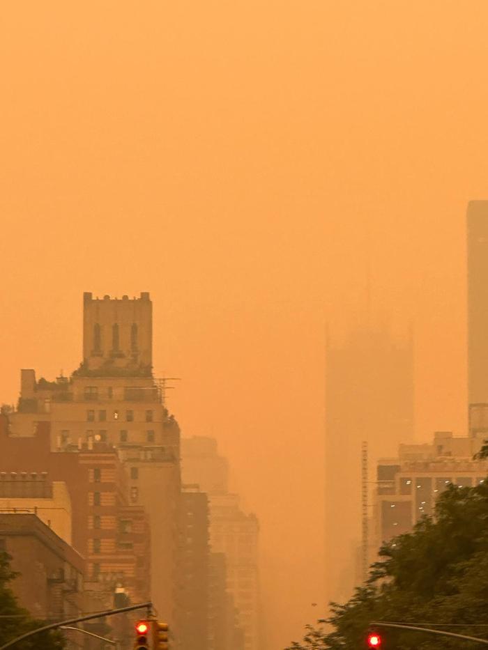 New Yorkin taivas oli oranssi Kanadan maastopalojen takia kesäkuussa 2023.