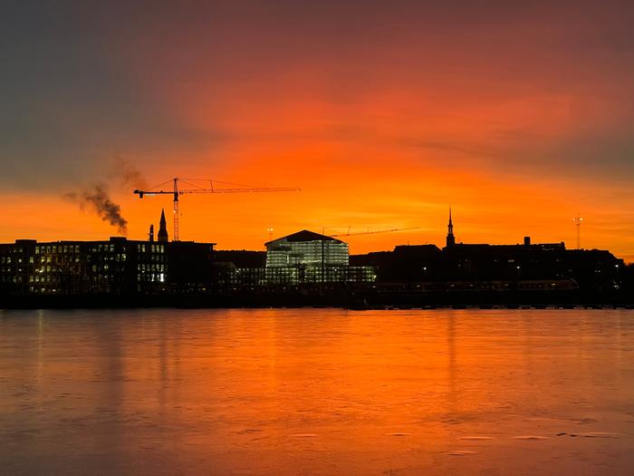 Helsingissä koettiin värikäs auringonlasku perjantai-iltapäivästä. Sunnuntaina aurinkoa nähdään myös.