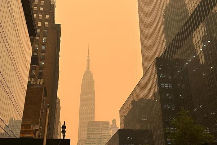 New York peittyi savuun Kanadan maastopalojen takia kesäkuussa 2023.