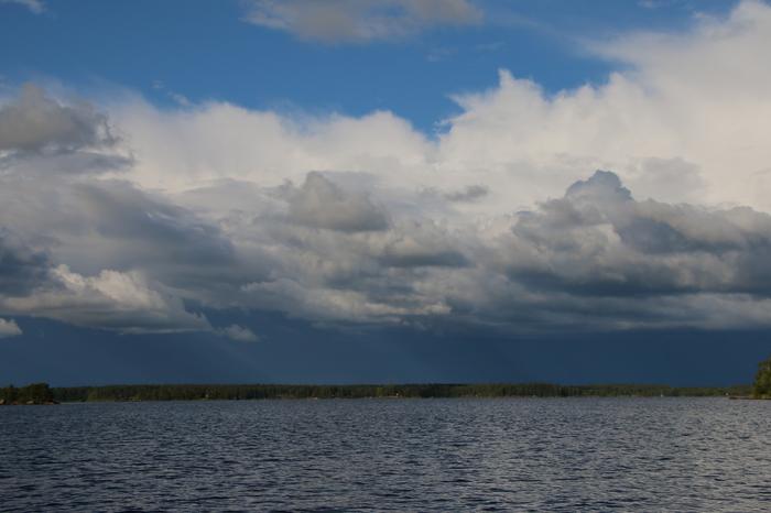 Tumma taivaanranta. Taivas tummenee paksujen pilvien alla, vaikka sadetta ei välttämättä tulisikaan.