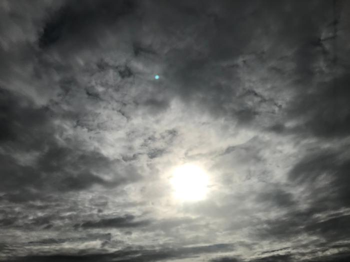 Tummia pilviä taivaalla.