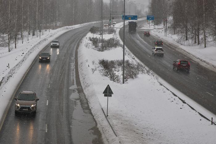 Surkea ajokeli Sekä lauhtuminen ja pakastuminen sekä lumisateet heikentävät talvilomalla ajokeliä.