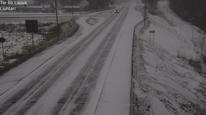 Lumisade heikentää ajokelin jopa erittäin huonoksi maanantaiaamuun mennessä laajalla alueella. 