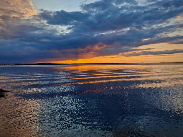 Auringonlasku järvellä