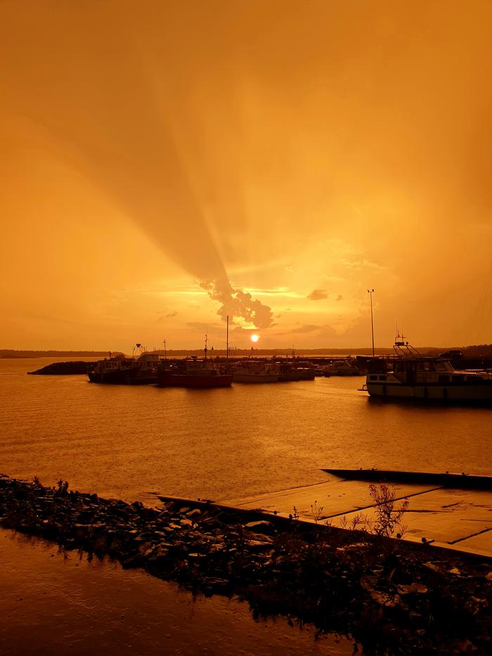 Auringonlaskun värejä ukonilmasta huolimatta.