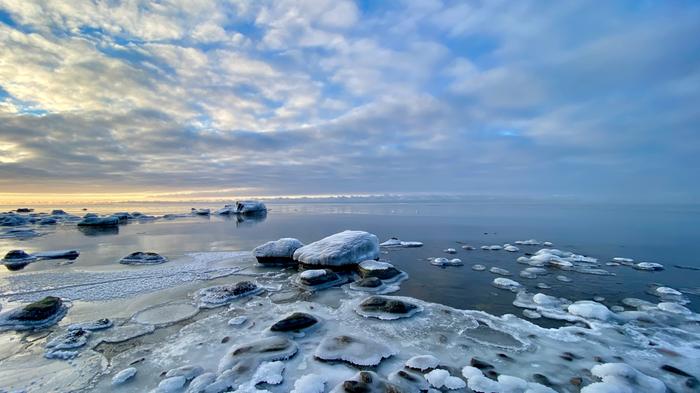 Merenranta pakkaspäivänä.