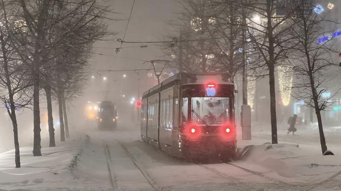 Lumimyräkkä haittasi raitiovaunuliikennettä ja muuta liikennettä Helsingissä 12. joulukuuta 2022.