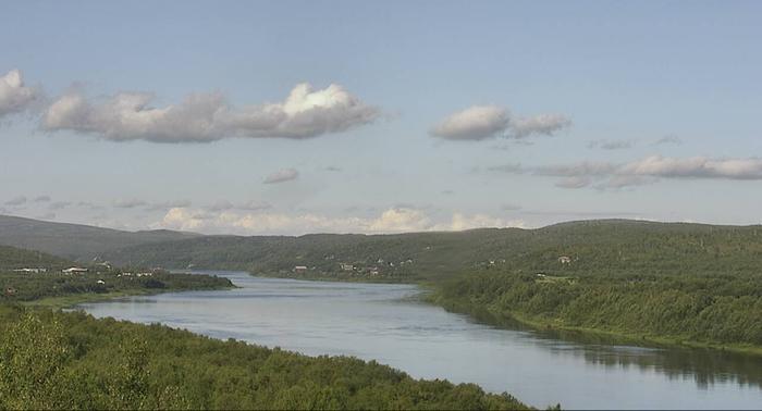 Aurinko nousi horisontin takaa viimeksi 15. toukokuuta ja laskee sinne takaisin ensi yönä heinäkuun 28. päivän puolella, jolloin yötön yö päättyy.