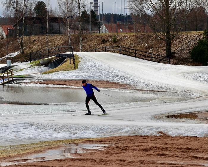 Hiihtäjä ja jo lumetonta maata maaliskuussa 2021 Ylöjärvellä.