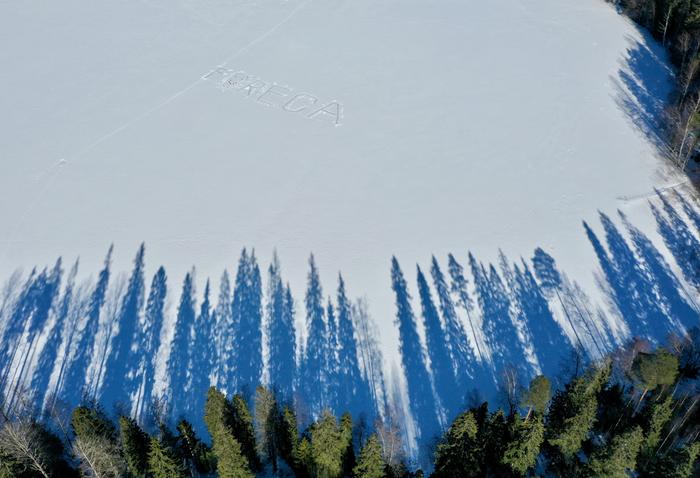 Foreca-teksti aurinkoisessa säässä Viisajärven jäällä Ylöjärvellä.