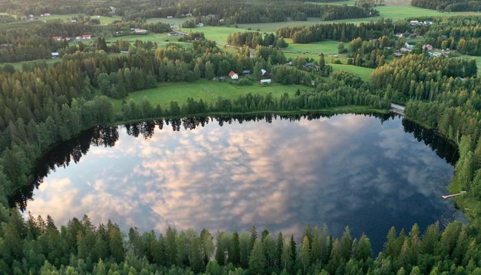 Heijastuksia auringonlaskun aikaan.