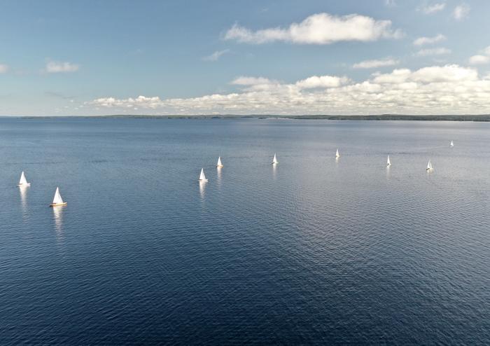 Purjeveneitä auringonpaisteessa Purjeveneitä kesäpäivän auringonpaisteessa Näsijärvellä.