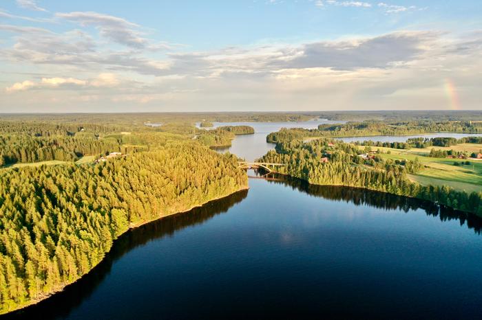 Ilta-aurinko maalasi maisemaa sadekuurojen jälkeen.