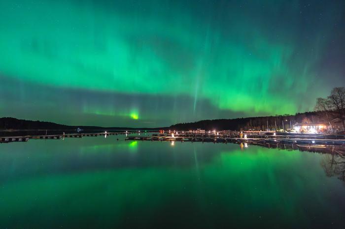 Kevätpäiväntasauksen revontulet Salossa.