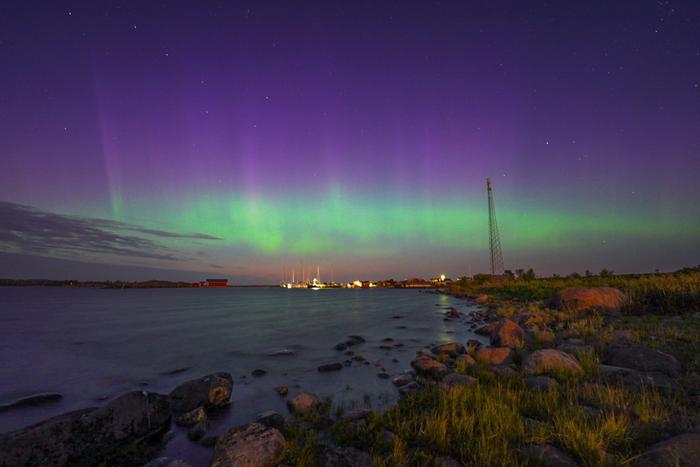 Elokuun pimenevissä illoissa ja öissä voi nähdä jo revontulia kesäkauden valoisien öiden jälkeen.
