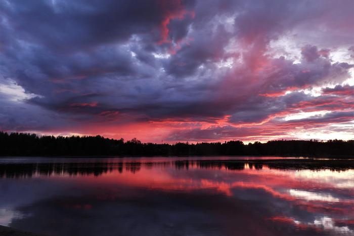 Värikäs elokuun taivas Jyväskylässä.
