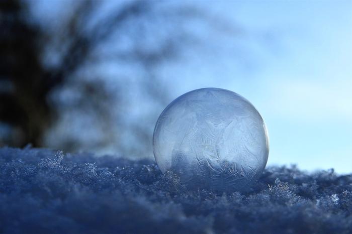 Pakkasessa jäätynyt saippuakupla.