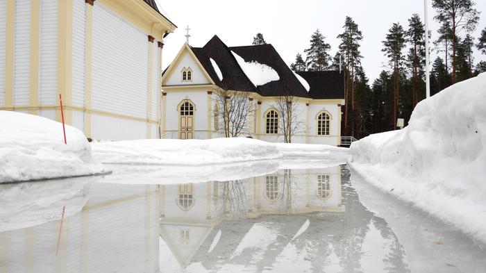 Sulamisvesiä kadulla Sulamisvesiä kadulla