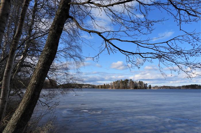 Huhtikuinen päivä Tuomiojärvellä Jyväskylässä.
