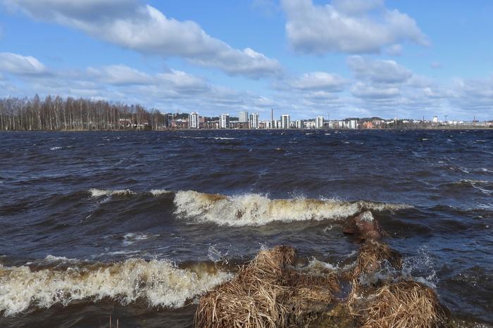 Tuulta ja aaltoja Jyväsjärvellä Jyväskylässä.