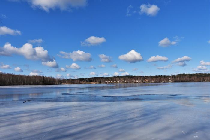 Kumpupilviä jääpeitteen yllä.