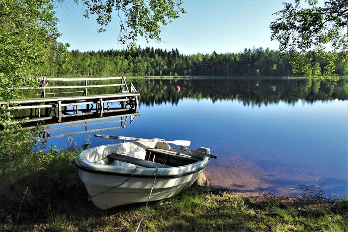 Tyyni kesäaamu Hillosensalmella Valkealassa Kouvolassa.