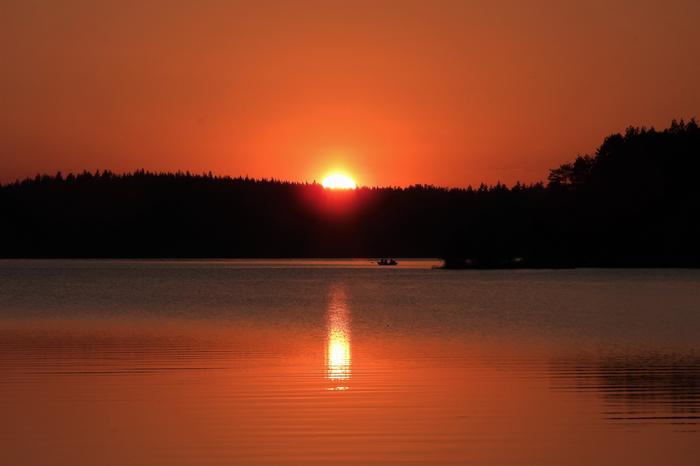 Auringonlasku kesäillassa.