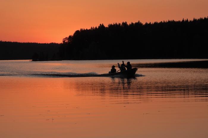 Veneretki auringonlaskussa.