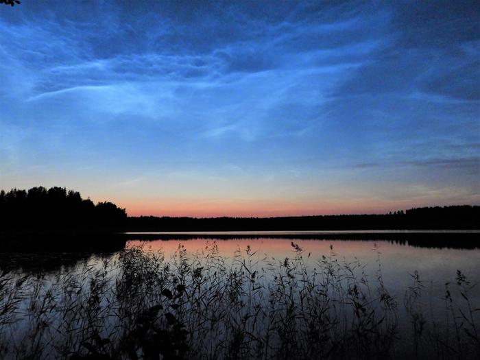Valaisevia yöpilviä Rautalammilla. 