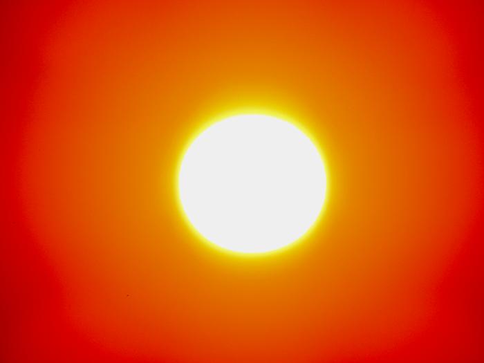 Aurinko paahtaa Aurinko taivaalla paahtaa