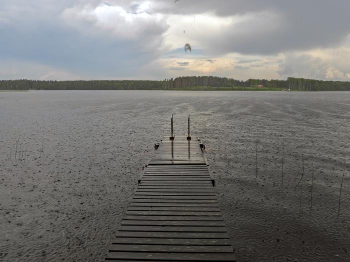 Kesäinen ukkoskuuro Rautalammilla.