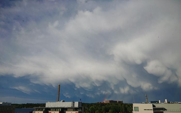 Yli kulkenut kylmä rintama Kylmän rintaman yhteydessä voi syntyä toisinaan voimakkaita sade- ja ukkoskuuroja.