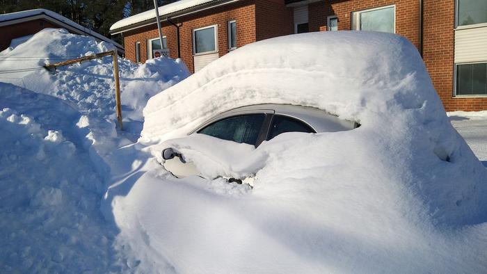 Lumen alta paljastuva auto Kiuruvedellä. Kiuruvedellä oli huhtikuun alussa runsaasti lunta.
