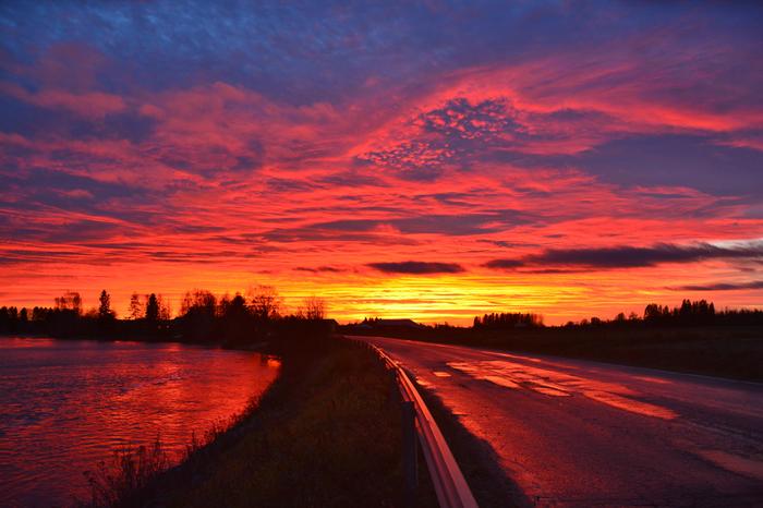 Auringonlasku Pohjanmaan taivaalla.