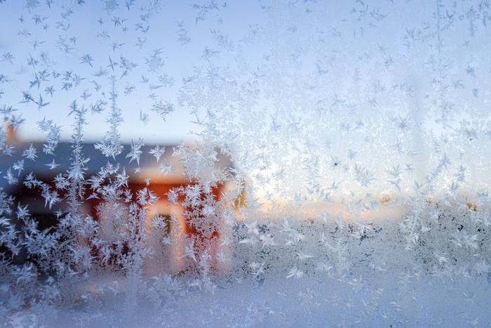 Kosteus voi päätyä pakkasella kuurankukiksi ikkunaan.