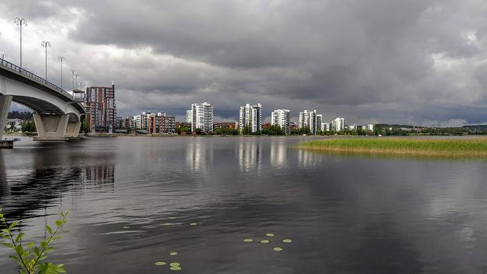 Tummia pilviä Jyväskylän taivaalla.