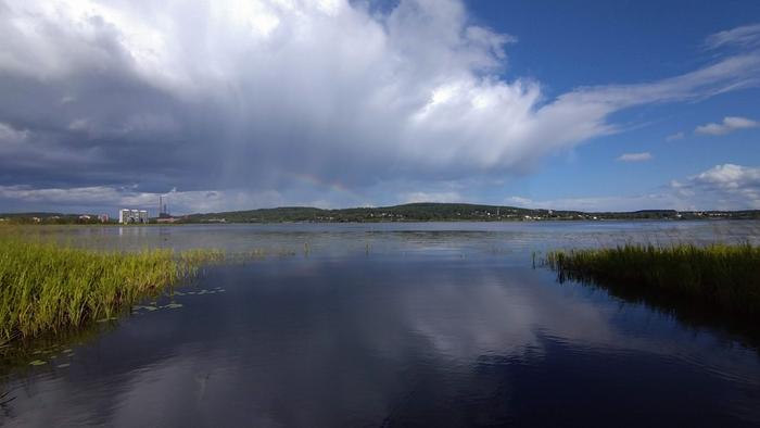 Sadetta, aurinkoa ja sateenkaari Jyväskylässä.