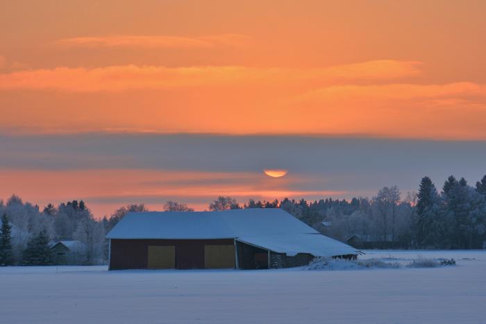 Pakkaspäivän auringonlasku Pohjanmaalla.