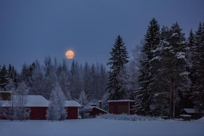 Jouluaatto alkoi sinisessä hämärässä.