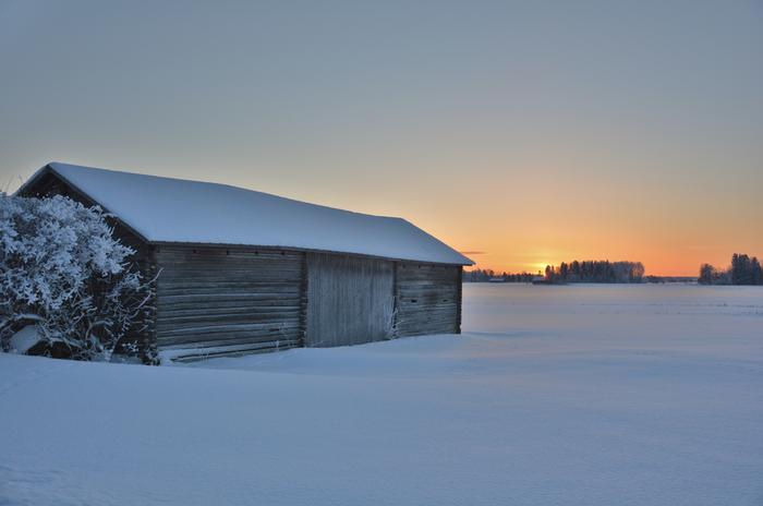 Auringonlasku talvimaisemassa.