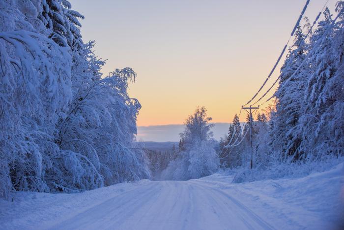 Joululiikenne vie monin paikoin lumisille tieosuuksille.